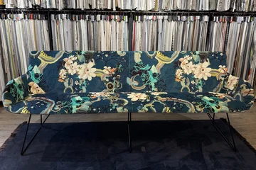 Aus unserer Ausstellung: JONA Bank & JONA Stuhl – zwei Designstücke, die in echt (noch) schöner sind