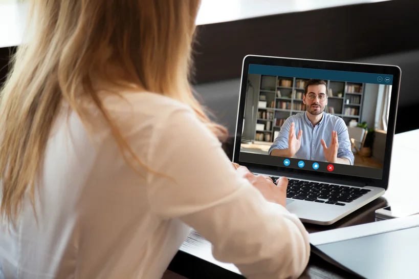 Video-Beratung - Online Beratung über ein Tablet mit Sichtkontakt zum Kunden